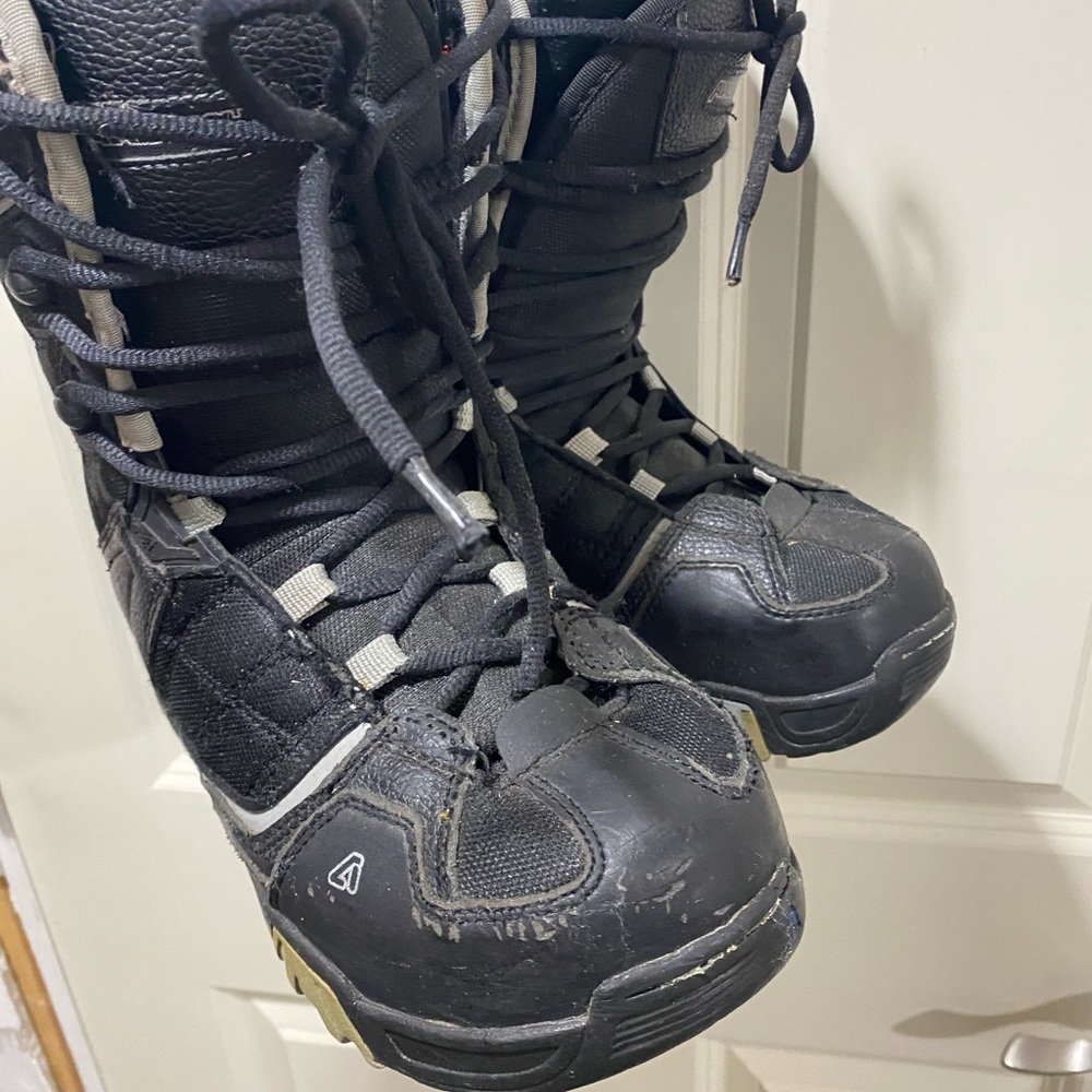 Mens Size 7 snowboarding boots
